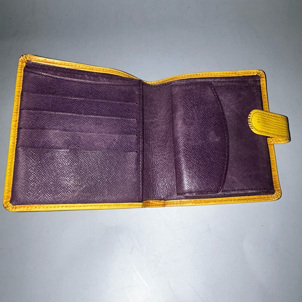 Pre loved Louis Vuitton epi wallet - Picture 4 of 8